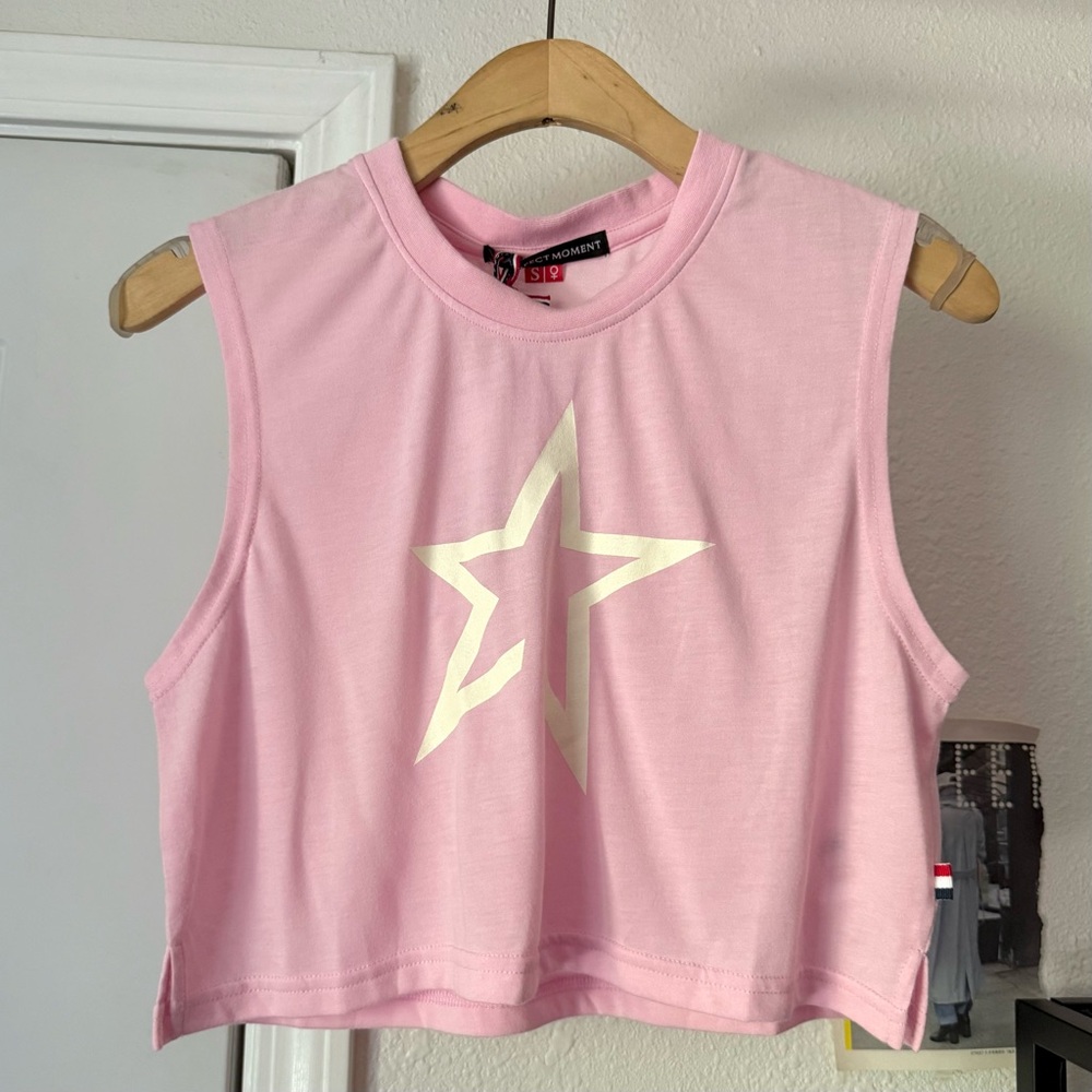 NWT PERFECT‎ MOMENT pink star graphic crew neck boxy cropped tank top